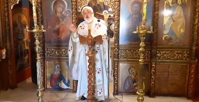 «Είναι προδότες, φτύστε τους» – Πύρινος λόγος ιερέα κατά της μειοδοτικής Κυβέρνησης (βίντεο)